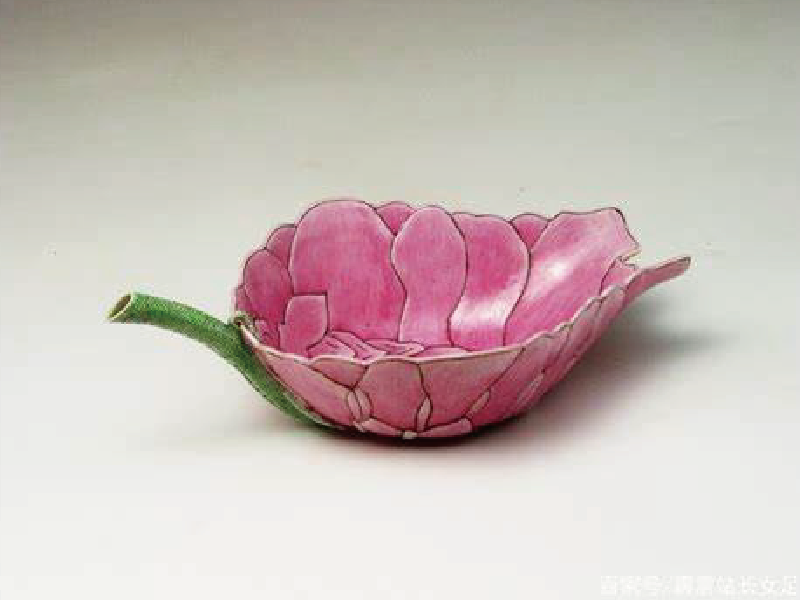 光绪款粉彩莲花式秋操杯